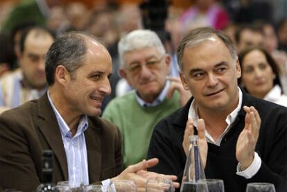 Francisco Camps, a la izquierda, y Esteban González Pons en el acto del PP  en Alzira (Valencia).