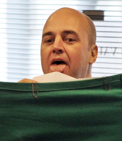 El primer ministro, Fredrik Reinfeldt, sella su papeleta ante las urnas