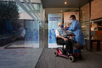 Rafael Perea, de 94 años, recibe la vacuna de Pfizer contra el coronavirus, este miércoles en la residencia Ballesol de Badalona (Barcelona).