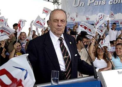 El presidente de la Xunta, Manuel Fraga, durante su intervención en el Monte do Gozo.