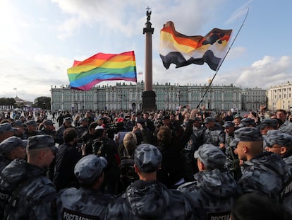 Agentes de la Guardia Nacional rusa bloquean la manifestación del Orgullo de San Petersburgo en agosto de 2019