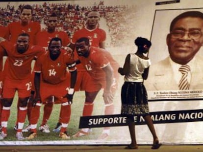 Cartel de la selección de Guinea Ecuatorial junto a una foto de Obiang, en Bata.