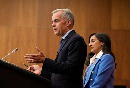 El primer ministro Mark Carney y su ministra de Exteriores, Anita Anand, este miércoles en Ottawa.