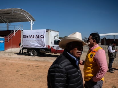 Habitantes de El Cedral (San Luis Potosí), arriban a una presentación sobre Segalmex, en enero de 2019.