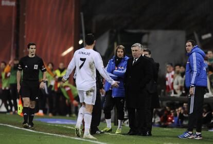 Ronaldo se retira del campo ante la mirada de Ancelotti