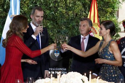 Los reyes de España brindan con el presidente de Argentina Mauricio Macri y su esposa Juliana Awada, durante la cena de gala en Centro Cultural CCK, en Buenos Aires, Argentina.