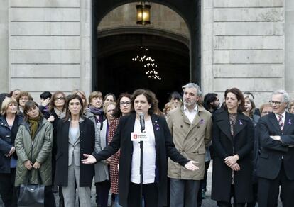 La alcaldesa de Barcelona, Ada Colau y el ersonal del ayuntamiento de Barcelona en un acto con motivo del D&iacute;a de la Mujer. 