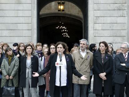 La alcaldesa de Barcelona, Ada Colau y el ersonal del ayuntamiento de Barcelona en un acto con motivo del D&iacute;a de la Mujer. 