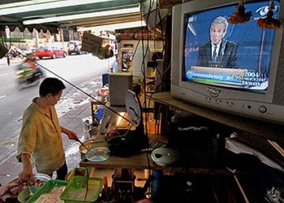 El debate también se siguió en un puesto de comida en Bangkok.