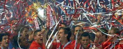 Los jugadores del Manchester celebran su tercera <i>Premier League </i>consecutiva ayer en Old Trafford.