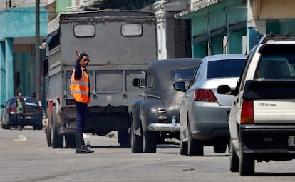 Una agente de la policía controla el tráfico La Habana este miércoles.
