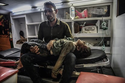 Un niño herido es trasladado al hospital Nasser tras unos ataques israelíes en Jan Yunis, en la franja de Gaza.