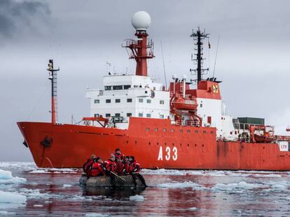 El BIO Hespérides en aguas antárticas.