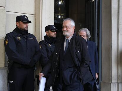 Former regional premier José Antonio Griñán leaving court this morning after hearing the sentence in the ERE case.