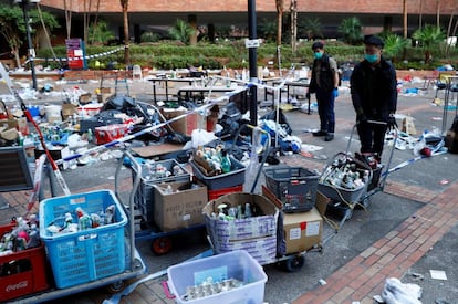 La Universidad Politécnica es el último de los cinco recintos universitarios ocupados por manifestantes en un intento por bloquear la ciudad de Hong Kong. En la imagen, miembros de la policía junto al material incautado en la universidad, este martes.