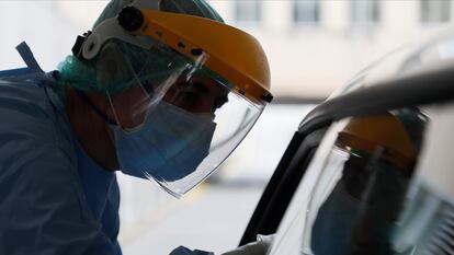 Health workers carry out PCR tests on people who had been in contact with a coronavirus case in Burela, Lugo.