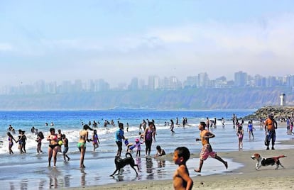 Praia de Água Doce no distrito limenho de Chorrillos.