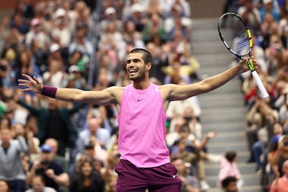 Alcaraz celebra su triunfo contra Sinner, este domingo en la Arthur Ashe.