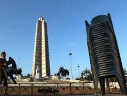 Un militar coloca sillas en la Plaza de la Revolución de La Habana (Cuba), donde mañana se efectuará el desfile por el Día Internacional de los Trabajadores.