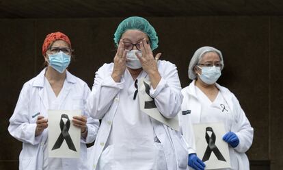 Minuto de silencio en el Hospital Doctor Peset de Valencia por una compañera fallecida con Covid-19, el 6 de abril.