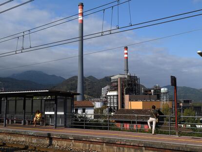 Vista de la central térmica de ciclo combinado de Soto de Ribera, en Asturias.