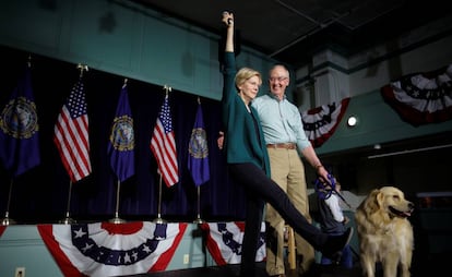 A senadora democrata Elizabeth Warren com seu marido e seu cachorro.