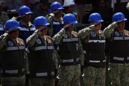 Ingenieros militares que participarán en los trabajos preliminares del Tren México-Querétaro saludan durante el evento, este 13 de octubre en Querétaro.