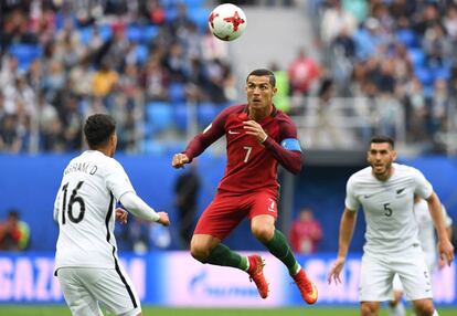 Cristiano remata de cabeza durante el partido ante Nueva Zelanda.