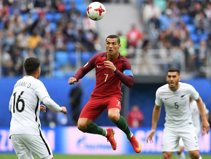 Cristiano remata de cabeza durante el partido ante Nueva Zelanda.