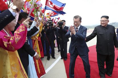 El presidente surcoreano Moon Jae-in, segundo desde la derecha, saludado por norcoreanos durante la ceremonia de bienvenida en el Aeropuerto Internacional Sunan, en Pyongyang. Los líderes de las dos Coreas se reunirán durante tres días en una cumbre para desbloquar las negociaciones sobre la desnuclearización de Corea del Norte.