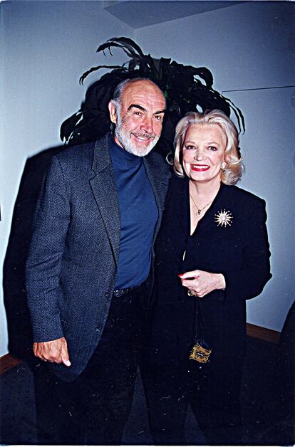 Sean Connery y Gena Rowlands en el estreno de 1998 de 'Playing by Heart (Jugando con el corazón)' en Los Ángeles.