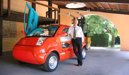 Marcello Gandini junto a su diseño Tata Falcon V1.