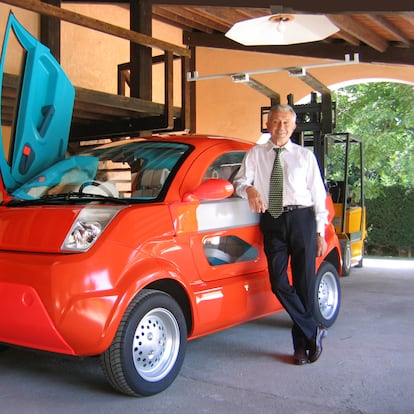Marcello Gandini junto a su diseño Tata Falcon V1.