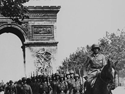 Desfile de las tropas alemanas por los Campos Elíseos de París el 14 de junio de 1940.