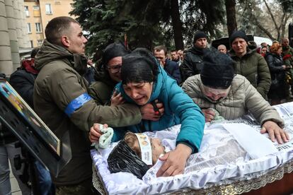Familiares de un soldado ucranio que murió en Mikolaiv asisten al funeral celebrado en el cementerio de Odesa a finales de marzo.