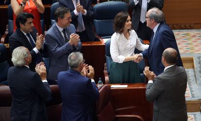 El candidato socialista Ángel Gabilondo felicita a Isabel Díaz Ayuso.