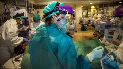 El personal sanitario atiende a un paciente en una UCI improvisada, en el Hospital de La Paz, en Madrid, el pasado abril.