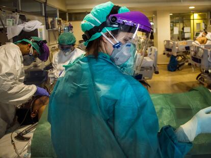 El personal sanitario atiende a un paciente en una UCI improvisada, en el Hospital de La Paz, en Madrid, el pasado abril.