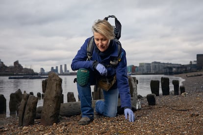 La 'mudlarker' Lara Maiklem rebuscaba en la ribera del Támesis a la altura de Greenwich, en una fotografía cedida por la editorial.