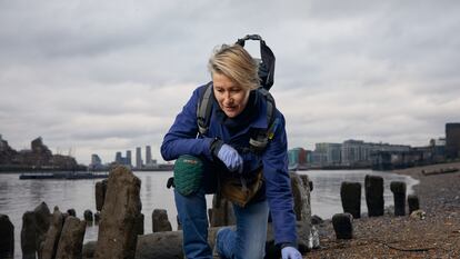 La 'mudlarker' Lara Maiklem rebuscaba en la ribera del Támesis a la altura de Greenwich, en una fotografía cedida por la editorial.