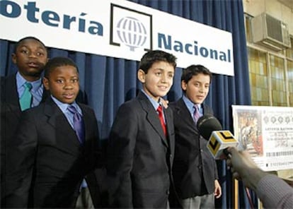 Los niños que cantaron el <i>gordo</i>, el colombiano Jorge Iván García (segundo por la derecha) y el argelino Karim Chergüi, a la derecha.