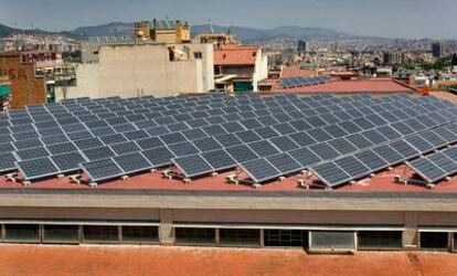 Central fotovoltaica urbana instalada sobre el tejado del mercado barcelonés de El Carmel.