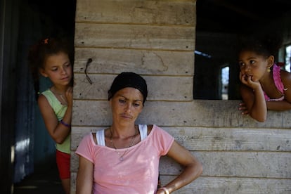 Ariana Alarcón, 29 anos, sentada no alpendre de sua casa em Santo Domingo na Sierra Maestra. "Confiamos mais em Fidel, parece que as coisas pioraram agora, o transporte está pior e os preços estão mais altos."