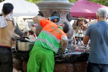 Varias personas se refrescan en el recinto festivo de Aste Nagusia, este miércoles 23 de agosto en Bilbao.