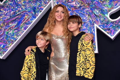 Shakira junto a sus hijos Sasha (izquierda) y Milan (derecha) en los premios MTV Video Music Awards en Nueva Jersey, en septiembre de 2023.