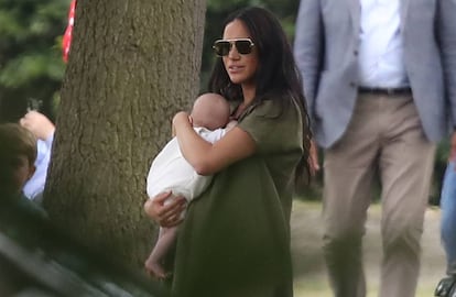 La duquesa de Sussex con su hijo Archie en el club de polo Billingbear, en Wokingham, Berkshire.