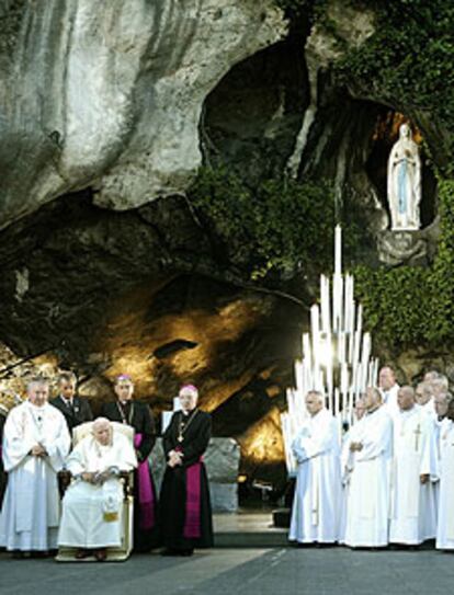 El Papa reza en la gruta de la Virgen María en Lourdes.