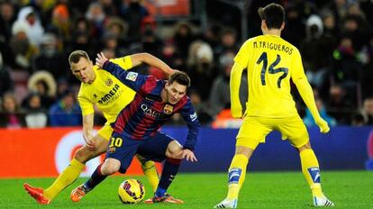 Messi, entre Cheryshev y Trigueros.