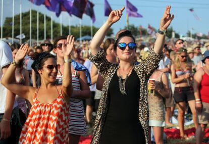 Dos mujeres asisten al concierto de Shakira en el Festival de Glastonbury.