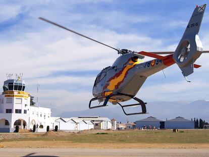 Un helicóptero en la base aérea de Armilla (Granada).
